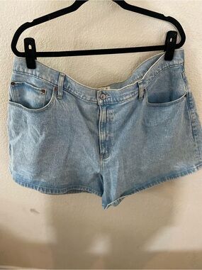 Abercrombie & Fitch 4” mom short, high rise Light Wash Denim Shorts